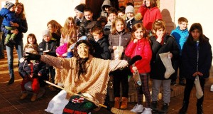 I bambini di Serralta con la loro Befana (edizione 2015)