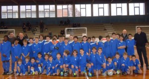 Una parte dei bambini che giocano a calcetto con il Csi