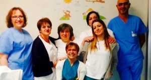 L'équipe in servizio a Capodanno e, seduta (al centro), l'ostetrica in servizio nel pomeriggio, Diana Di Stefano