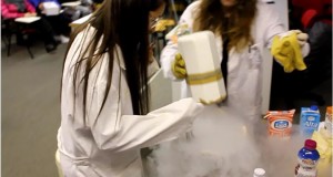 Il gelato preparato all'Itis con l'azoto liquido