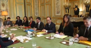 Il tavolo con Hollande e, al suo fianco, la traduttrice Cianficconi