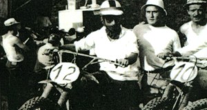Pacifico Scarponi al via di una gara di motocross (1966)