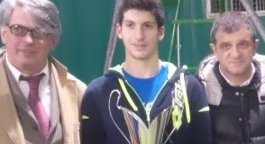 Da sinistra: il presidente del tennis club, Gabriele Miziola, il vincitore Ramazzotti e l'assessore Gianpiero Pelagalli