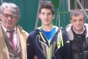 Da sinistra: il presidente del tennis club, Gabriele Miziola, il vincitore Ramazzotti e l'assessore Gianpiero Pelagalli