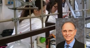Studenti Itis in laboratorio. Nel riquadro il prof. Chiappetta