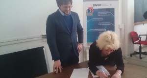 La firma del protocollo d'intesa da parte della dirigente scolastica dell'Itis, Rita Traversi