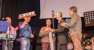 Aldo Merlini assieme al sindaco Cesare Martini, al presidente della Pro loco, Andrea Stortini, e al musicista Maurizio Moscatelli
