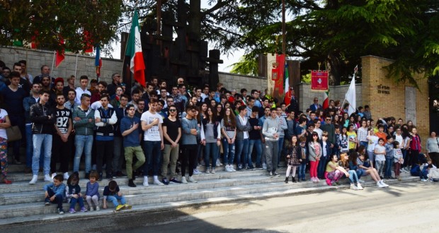 Monumento alla Resistenza pieno di giovani per il "25 Aprile"