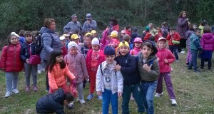 Alunni all'opera assieme agli agenti della Forestale
