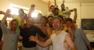 Giocatori in festa negli spogliatoi a fine partita