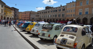 Il raduno delle Fiat 500 in piazza