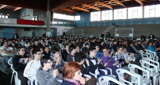 Platea di studenti al Palasport (foto d'archivio)