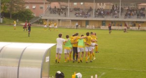 Il momento della gioia dopo lo spareggio con la Samb