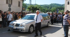 Il corteo funebre per Matteo