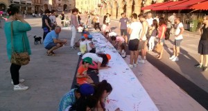 Un momento della manifestazione in piazza