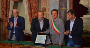 La consegna della targa a Fabrizio Castori