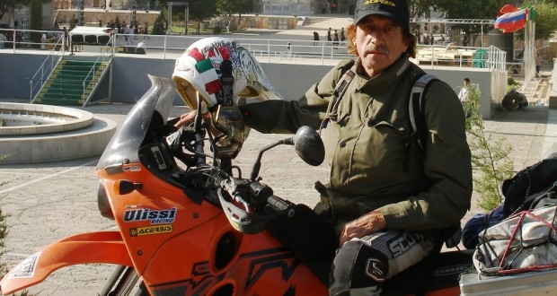 Mario Ulissi in uno dei suoi viaggi in sella all'inseparabile Ktm