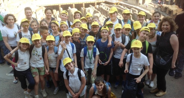 Alunni al Colosseo con le loro insegnanti