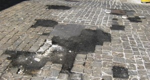 Sanpietrini rattoppati con l'asfalto