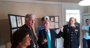 Il cardinale Menichelli in visita alla mostra