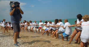 Uno dei giochi in spiaggia: il tiro alla fune