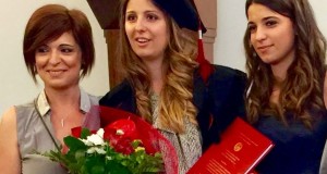 La neo dottoressa Cristina Pierandrei assieme alla mamma e alla sorella