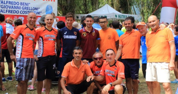 La squadra della Polisportiva Serralta assieme all'inossidabile Ulderico Lambertucci
