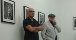 Un momento dell'inaugurazione della mostra. A sinistra Roberto Maggiori, a destra Nino Migliori