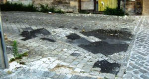 Sanpietrini rattoppati in un angolo del centro storico