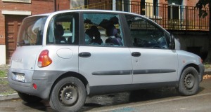 L'auto col vetro rotto