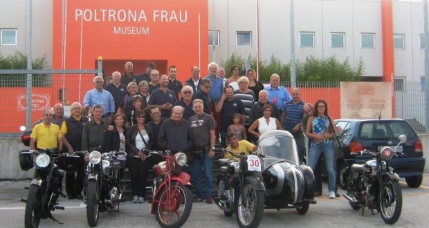 Il gruppo davanti al "Poltrona Frau Museum"