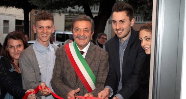 Taglio del nastro: Andrea e Francesco con il sindaco Martini