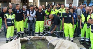 Volontari impegnati nell'utilizzo di idrovore