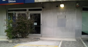 Lo sportello del bancomat della Popolare di Ancona: il giorno dopo