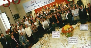 La foto-ricordo scattata in occasione della cena per il 50° compleanno