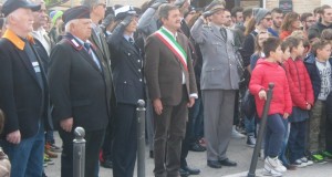 La cerimonia con il saluto delle forze armate