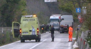 Il luogo dell'incidente: a destra il Tir con cui si è scontrata l'utilitaria di Maccari