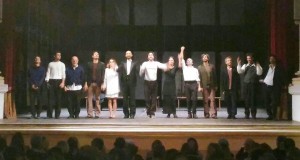 Sul palco del Feronia Daniele Pecci e gli altri attori