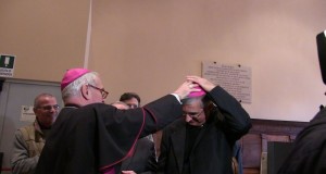 La consegna dello "zucchetto" da parte del vescovo Brugnaro