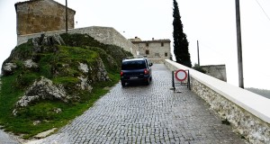 L'avanzata dei mezzi oltre il segnale di divieto