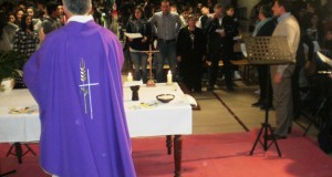 Un momento della messa celebrata a scuola da mons. Antonio Napolioni