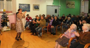 Mafalda canta per gli ospiti della Casa di riposo
