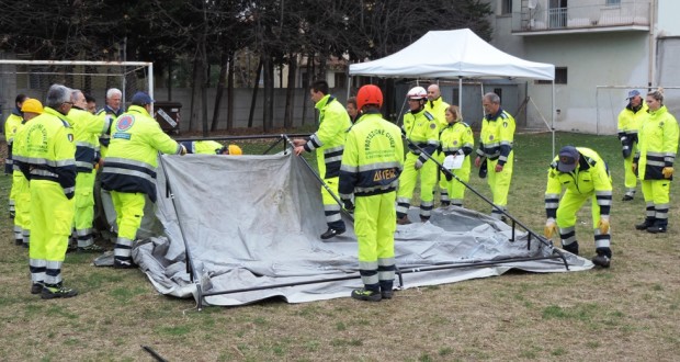 Volontari della Protezione civile impegnati nel montaggio delle tende (foto d'archivio)