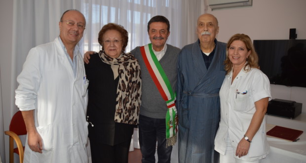 Piero ed Emanuela con il sindaco e i sanitari