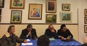 Il "tavolo" del Comitato alla riunione di ieri sera (mercoledì), cui ha preso parte anche il sindaco di Tolentino, Pezzanesi