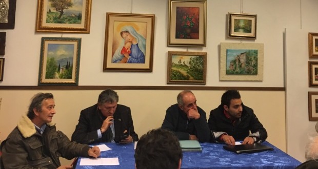 Il "tavolo" del Comitato alla riunione di ieri sera (mercoledì), cui ha preso parte anche il sindaco di Tolentino, Pezzanesi