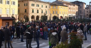 Gente in piazza per protestare contro la chiusura del reparto