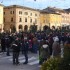 Gente in piazza per protestare contro la chiusura del reparto