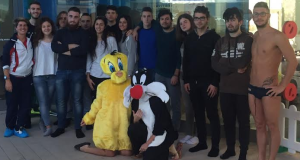 Il campione di nuoto Ruffini assieme agli studenti dell'Itis