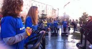 Un momento della camminata in piazza